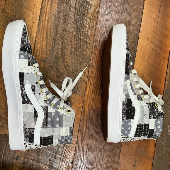 Vans Sk8-Hi Patchwork Bandana Skull High-Top Sneakers (Men’s 10.5 / Women’s  12) - Picture 7 of 11